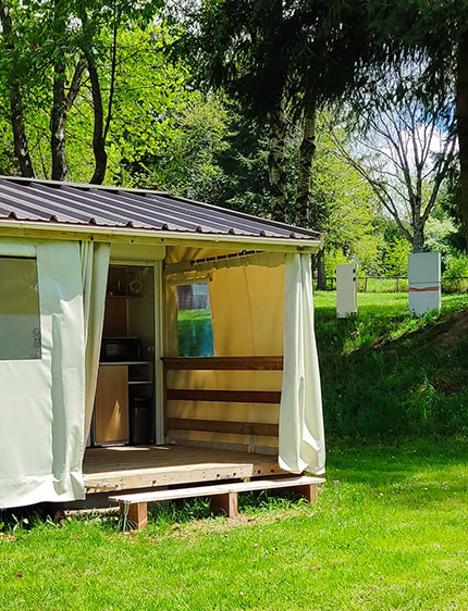 Tithome en location au camping l'Emeraude du Lac en Auvergne