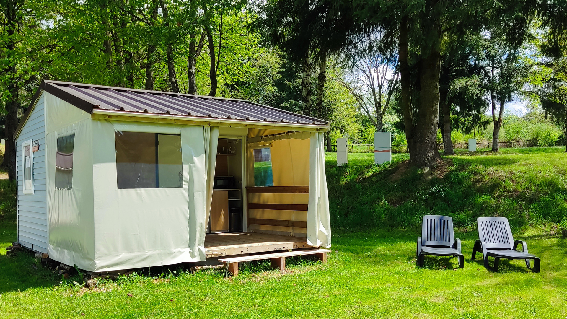 Tithome en location au camping l'Emeraude du Lac en Auvergne