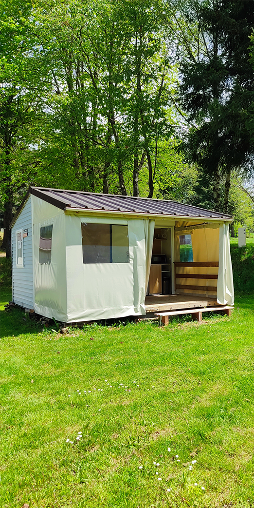 Vue extérieure du Tithome en location au camping l'Emeraude du Lac en Auvergne, dans le Puy de Dôme